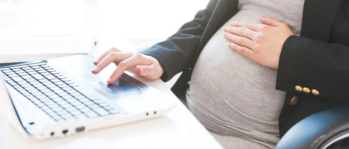 אישה בהריון בעבודה ליד מחשב (אילוסטרציה) (צילום: Shutterstock)