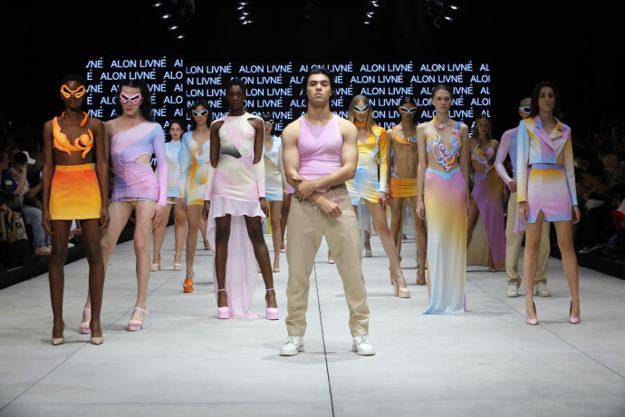 יהונתן מרגי בתצוגה של אלון ליבנה, שבוע האופנה קורנית תל אביב 2022 (צילום: אבי ולדמן)