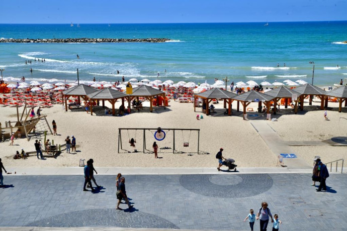 מתרחצים בחוף בתל אביב (צילום: אבשלום ששוני)