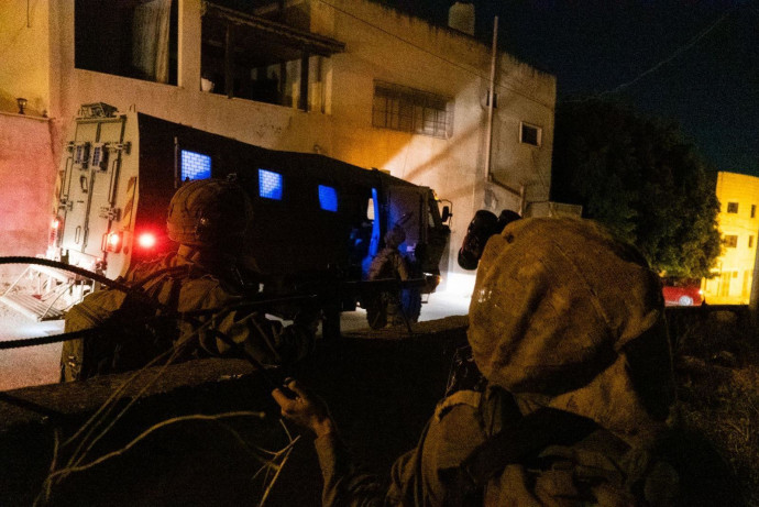 כוחות הביטחון במעצר חשודים בסיוע לפיגועים בערים אלעד ואריאל (צילום: דובר צה"ל)