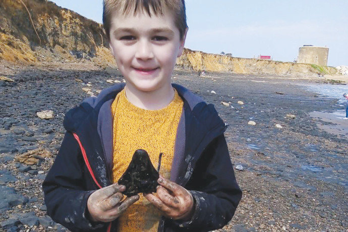 סמי שלטון בן השש שמצא שן כריש פרהיסטורי ענק (צילום: פיטר שלטון)