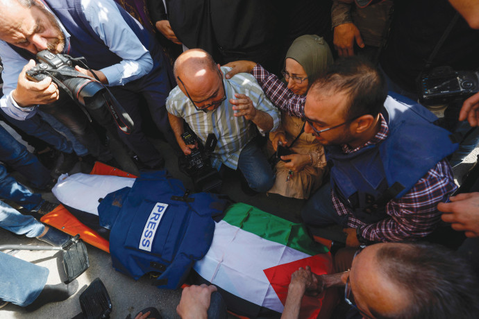 הלווית שירין אבו אעקלה, העיתונאית שנהרגה בג'נין (צילום: רויטרס)
