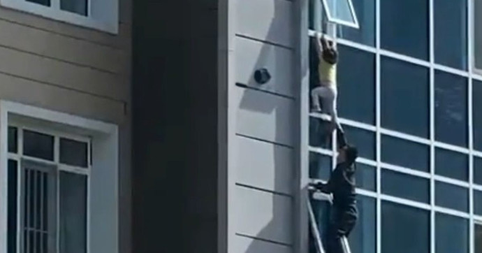 השכן סיכן את חייו והציל בת 3 שנתלתה מהקומה השמינית (צילום: צילום מסך יוטיוב)