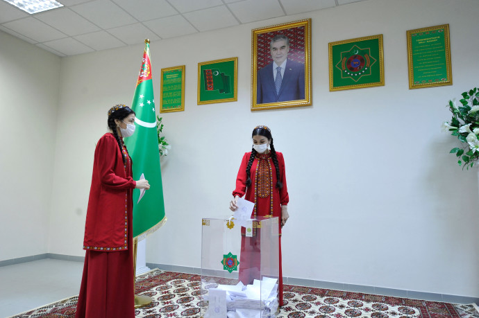נשים מצביעות בבחירות בטורקמניסטן, ארכיון (צילום: IGOR SASIN/AFP via Getty Images)