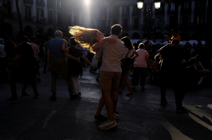 אנשים רוקדים, אילוסטרציה (צילום: REUTERS/Nacho Doce)