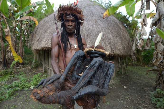 אלי מייבל משבט דאני, נושא את המומיה בת ה-250 שנה (צילום: Getty images)