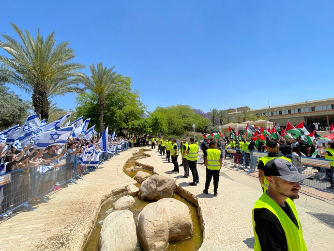 דגלי פלסטין מול דגלי ישראל באוניברסיטת בן גוריון (צילום: אריק קרם)