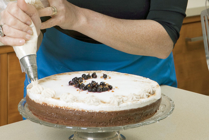 פסקל פרץ רובין מקשטת עוגה (צילום: פסקל פרץ-רובין)