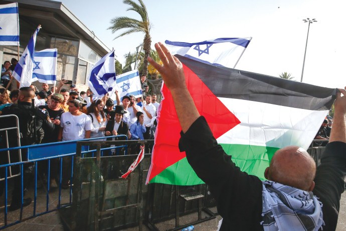 דגל פלסטין מול דגלי ישראל (צילום: ג'מאל עוואד, פלאש 90)