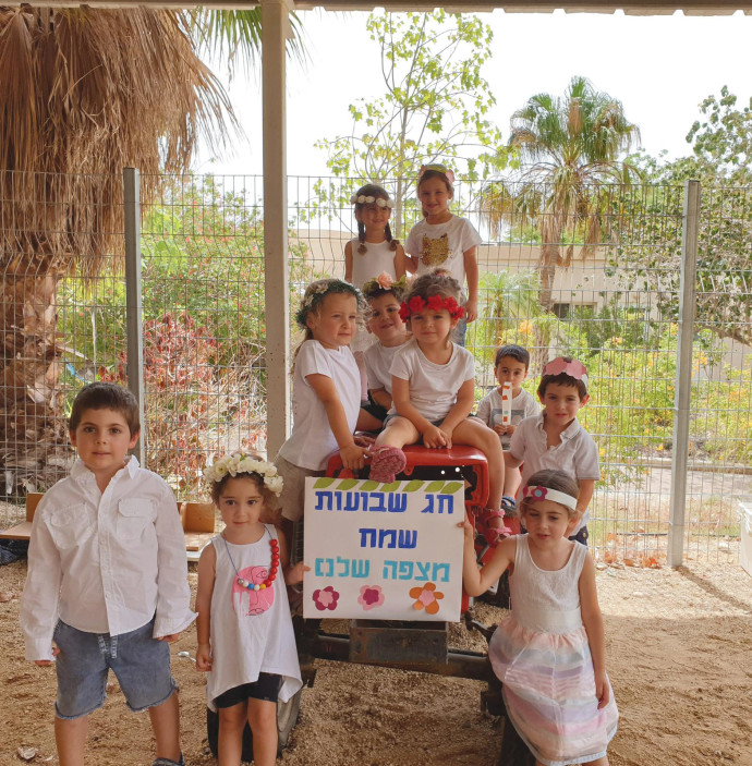 ילדי קיבוץ אלמוג וקיבוץ מצפה שלום חוגגים שבועות (צילום: מועצה אזורית ים המלח )