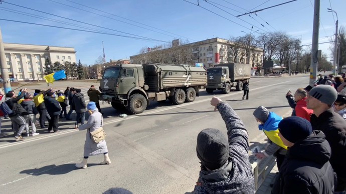 תושבים בחרסון מגרשים כוחות צבא רוסיים