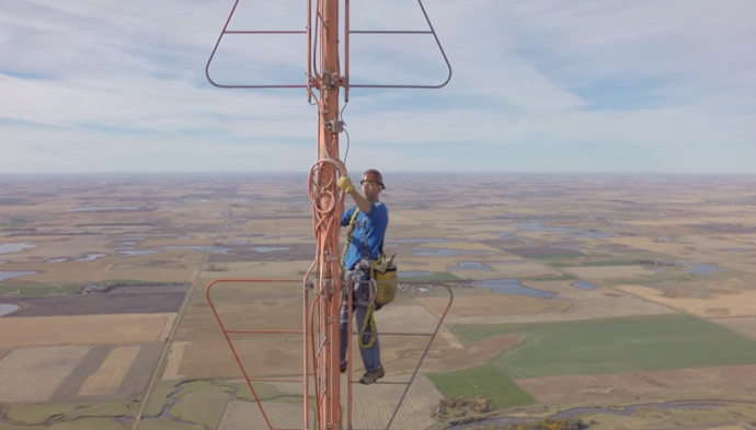 העבודה המפחידה בעולם? שמידט מטפס מאות מטרים (צילום: צילום מסך יוטיוב)