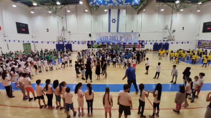 אירוע האירוע שיא לפרויקט "רוקדים כחול-לבן" בבתי הספר בפתח תקווה (צילום: מירי אקוני)