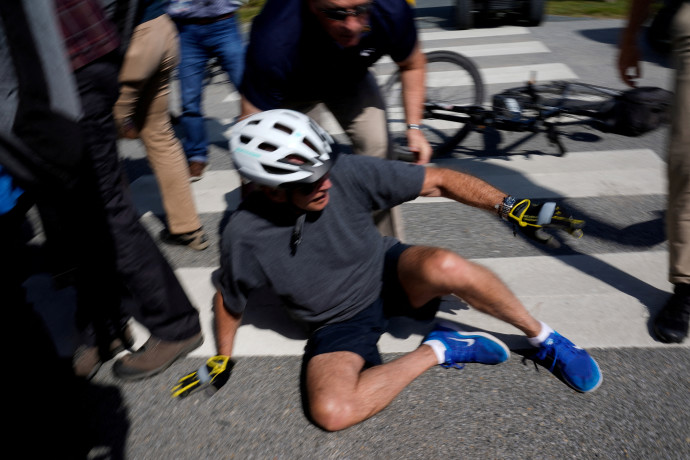 ג'ו ביידן לאחר שנפל מהאופניים (צילום: Reuters/ELIZABETH FRANTZ)