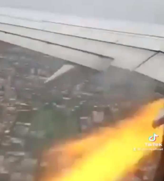 מנוע המטוס עלה באש (צילום: צילום מסך טיקטוק)