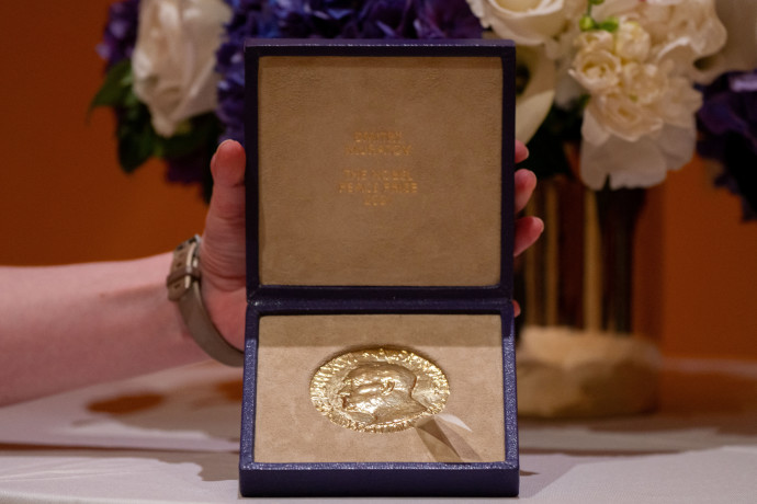 מדליית הנובל של דמיטרי מורטוב (צילום: REUTERS/David 'Dee' Delgado)