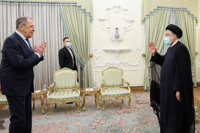 שר החוץ הרוסי סרגיי לברוב ונשיא איראן איברהים ראיסי (צילום: רויטרס)