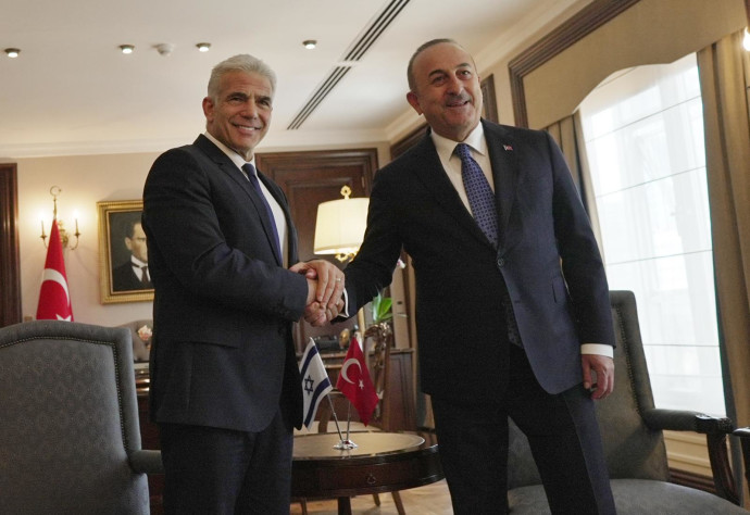שר החוץ יאיר לפיד ומקבילו הטורקי (צילום: בועז אופנהיים)