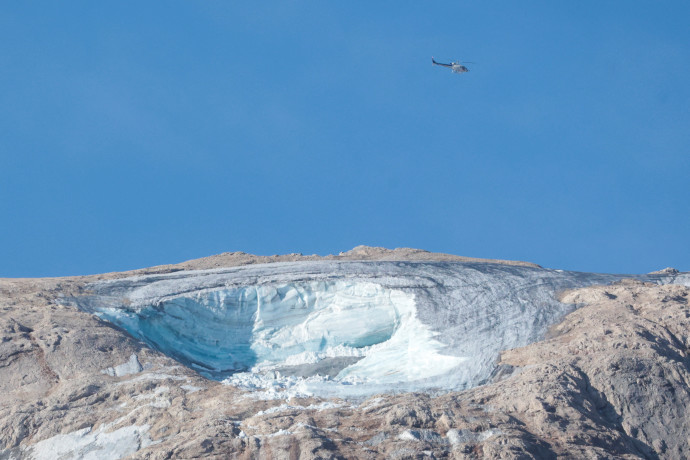 הרי האלפים האיטלקיים, התנתקות קרחוני ענק (צילום: REUTERS/Borut Zivulovic)