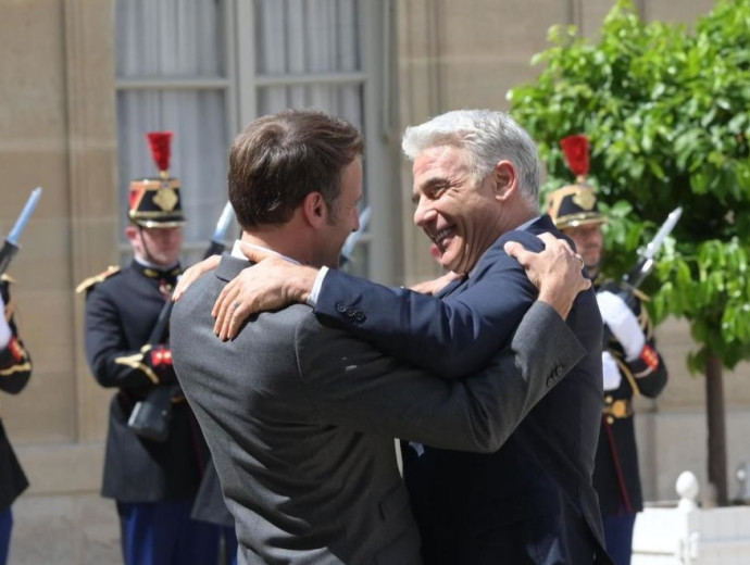 ראש הממשלה יאיר לפיד ונשיא צרפת עמנואל מקרון (צילום: עמוס בן גרשון, לע"מ)
