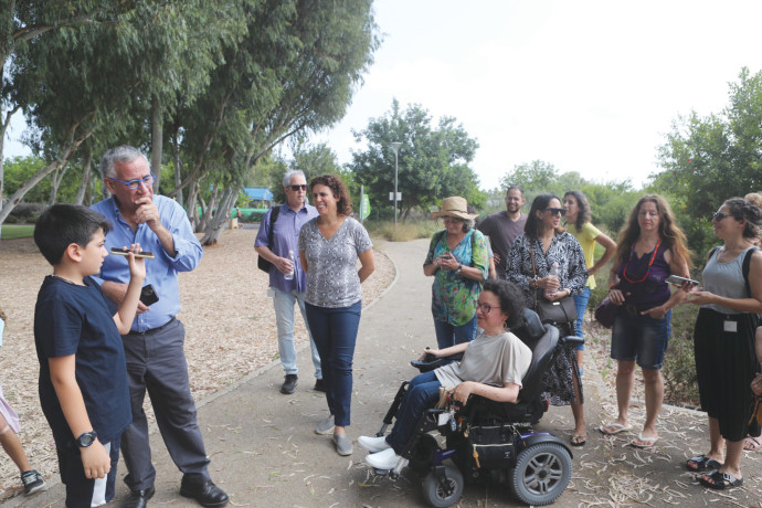 תלמדי שכבה ד' מבית-ספר גליל ים הנגישו את חורשת 'טנא' בפארק הרצליה לאנשים עם מוגבלות ראייה (צילום: יחצ)