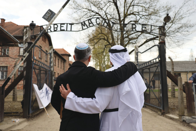 איתן ניישלוס ואחמד עובייד אל־מנסורי במחנה הריכוז וההשמדה אושוויץ (צילום: Neishlos Foundation)