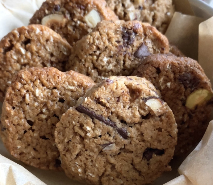 עוגיות שיבולת שועל, אגוזי לוז ושוקולד (צילום: קורל חוטה)