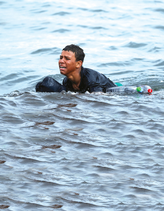 אשרף, נער פליט מאפריקה, מנסה לשחות לאירופה (צילום: רויטרס)