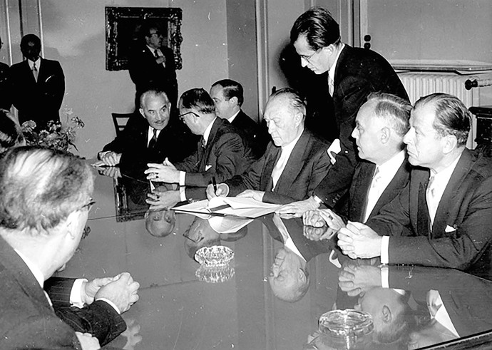 טקס חתימת הסכם השילומים 1952 (צילום: Friedrich Ebert Stiftung)