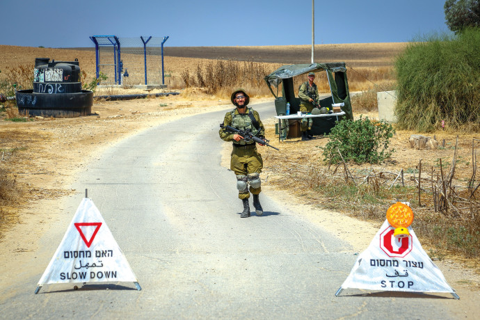 מחסום צבאי סמוך לרצועה (צילום: רויטרס)