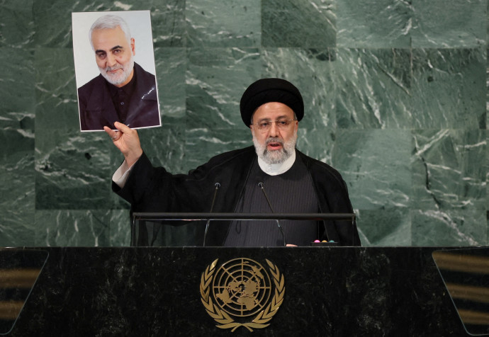 נשיא איראן ראיסי באו"ם עם תמונת קאסם סולימאני