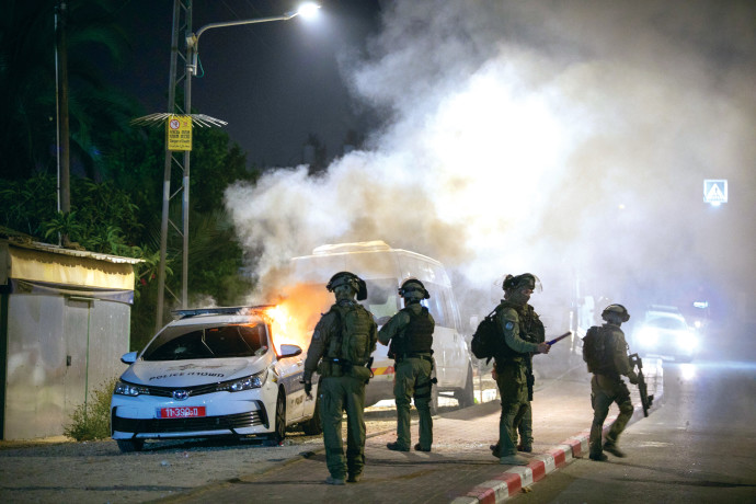 כוחות משטרה בלוד בזמן התפרעויות בשומר החומות (צילום: יוסי אלוני, פלאש 90)