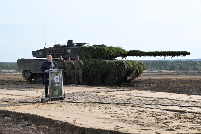 קנצלר גרמניה אולף שולץ וברקע טנק מדגם "לאופרד 2"