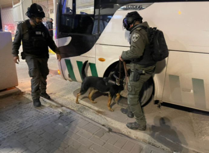 זירת הפיגוע במחסום שועפאט (צילום: דוברות המשטרה)