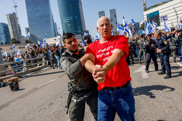 מעצר מפגין בתל אביב