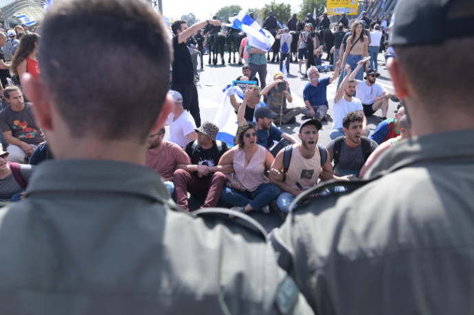המשטרה נגד המפגינים נגד הרפורמה בתל אביב