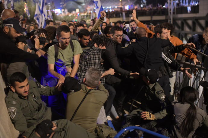 עימותים בין מפגינים למשטרה במחאה נגד הרפורמה המשפטית