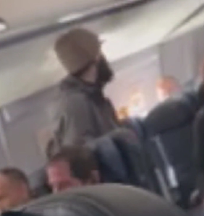 Tentative d'ouverture de la porte de secours de l'avion pendant le vol (photo : photo de Twitter)