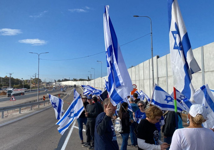 מפגינים יורדים לכביש החוף סמוך לחדרה