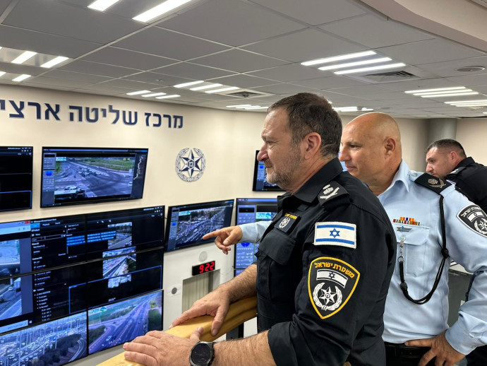 מפכ"ל המשטרה במרכז השליטה של אגף התנועה במשטרה ביום ההתנגדות