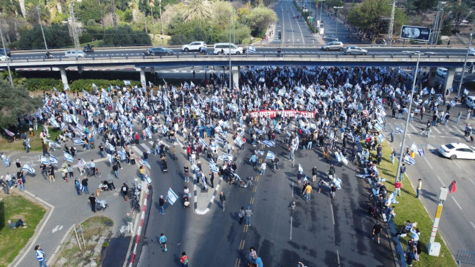 מפגינים חוסמים את שדרות רוקח נמיר, תל אביב