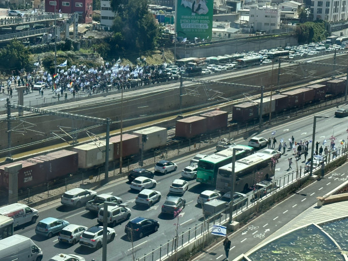 מפגינים נגד הרפורמה המשפטית חוסמים את נתיב איילון צפון