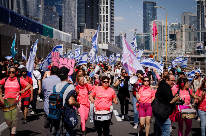 מפגינים נגד הרפורמה המשפטית צועדים על נתיבי איילון בתל אביב