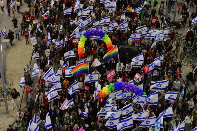 המונים מפגינים בתל אביב 