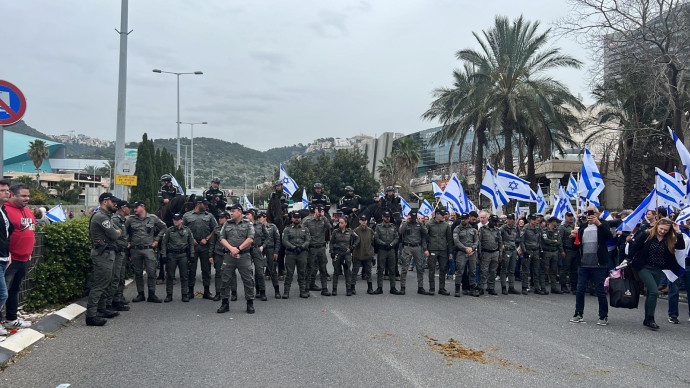 כוחות המשטרה בהפגנה בצומת מת"ם בחיפה