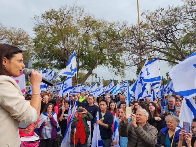 חברת הכנסת אפרת רייטן בהפגנה ברחובות 