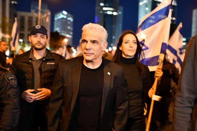 יאיר לפיד בהפגנה נגד הרפורמה המשפטית בתל אביב