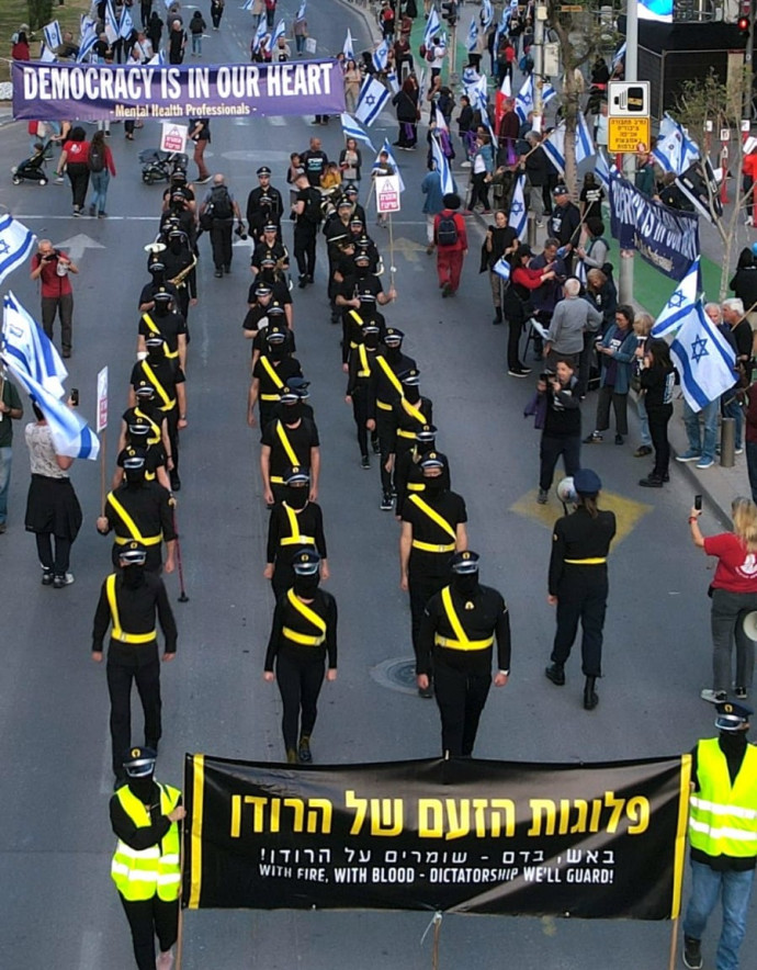 מיצג מחאה ייחודי נגד "משמרות המהפכה של בן גביר" בהפגנה בתל אביב