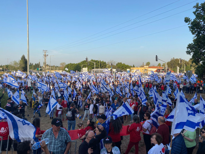 מפגינים נגד הרפורמה המשפטית בצומת כרכור