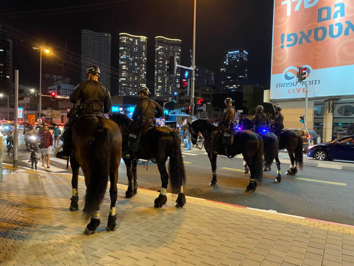המחאה נגד הרפורמה: משטרה חוסמת את המפגינים מלרדת לאיילון